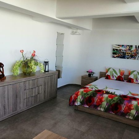 Spacious & Modern Studio Apartment Near The Airport Glyka Nera Zewnętrze zdjęcie